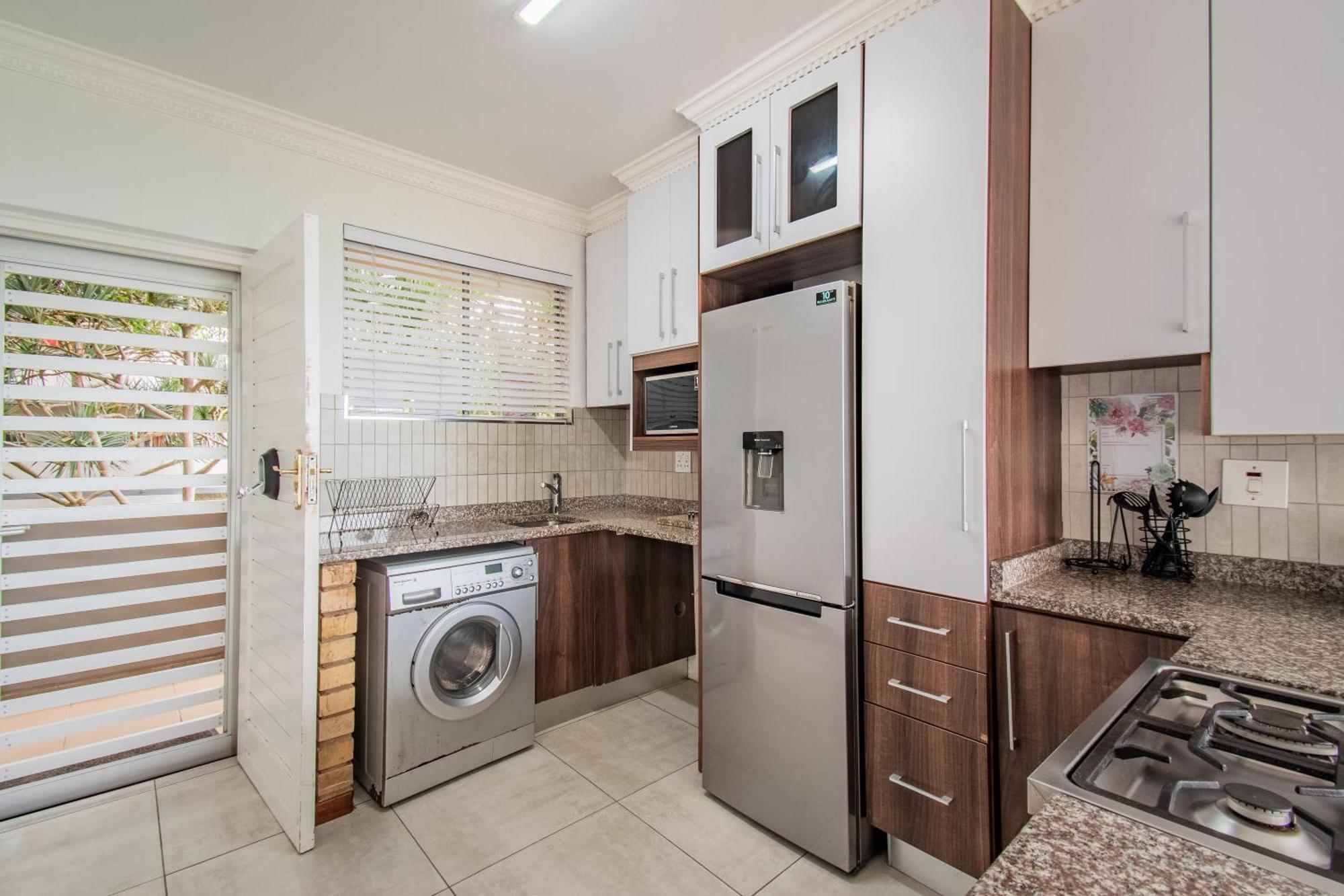 83m² 3 slaapkamer, 2 privé badkamer Appartement in Umdloti Buitenkant foto